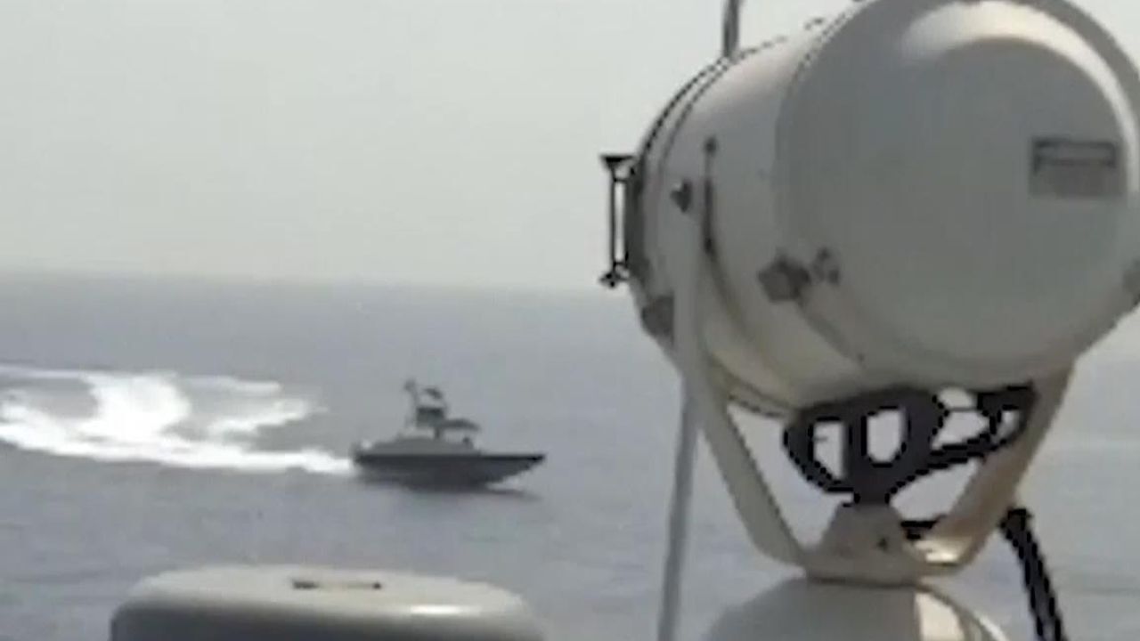 القارب الايراني السريع خلال اقترابه من الحاملة الأميركية 