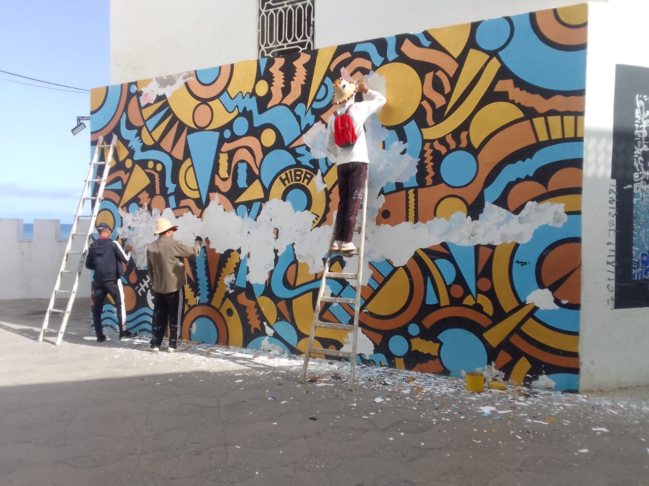 بدء ازالة الجداريات القديمة لانجاز جداريات فنية جديدة في مدينة اصيلة المغربية 