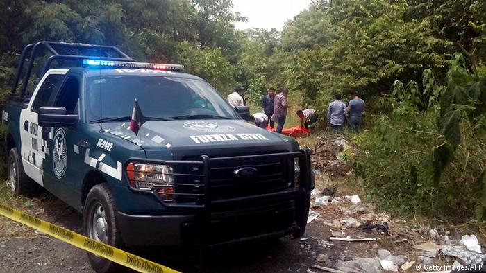 سيارة للشرطة المكسيكية حيث وجد كاهنان يسوعيان مقتولين في 21 يونيو 2022