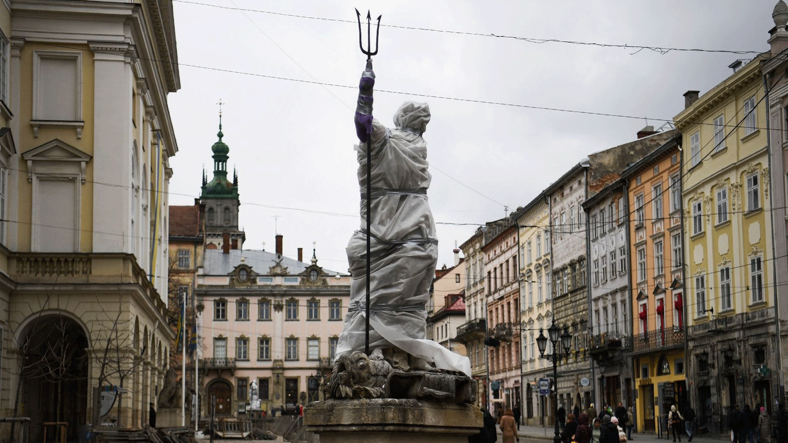 تمثال ملفوف لحمايته من قصف محتمل في وسط لفيف، أوكرانيا. 5 آذار\ مارس 2021