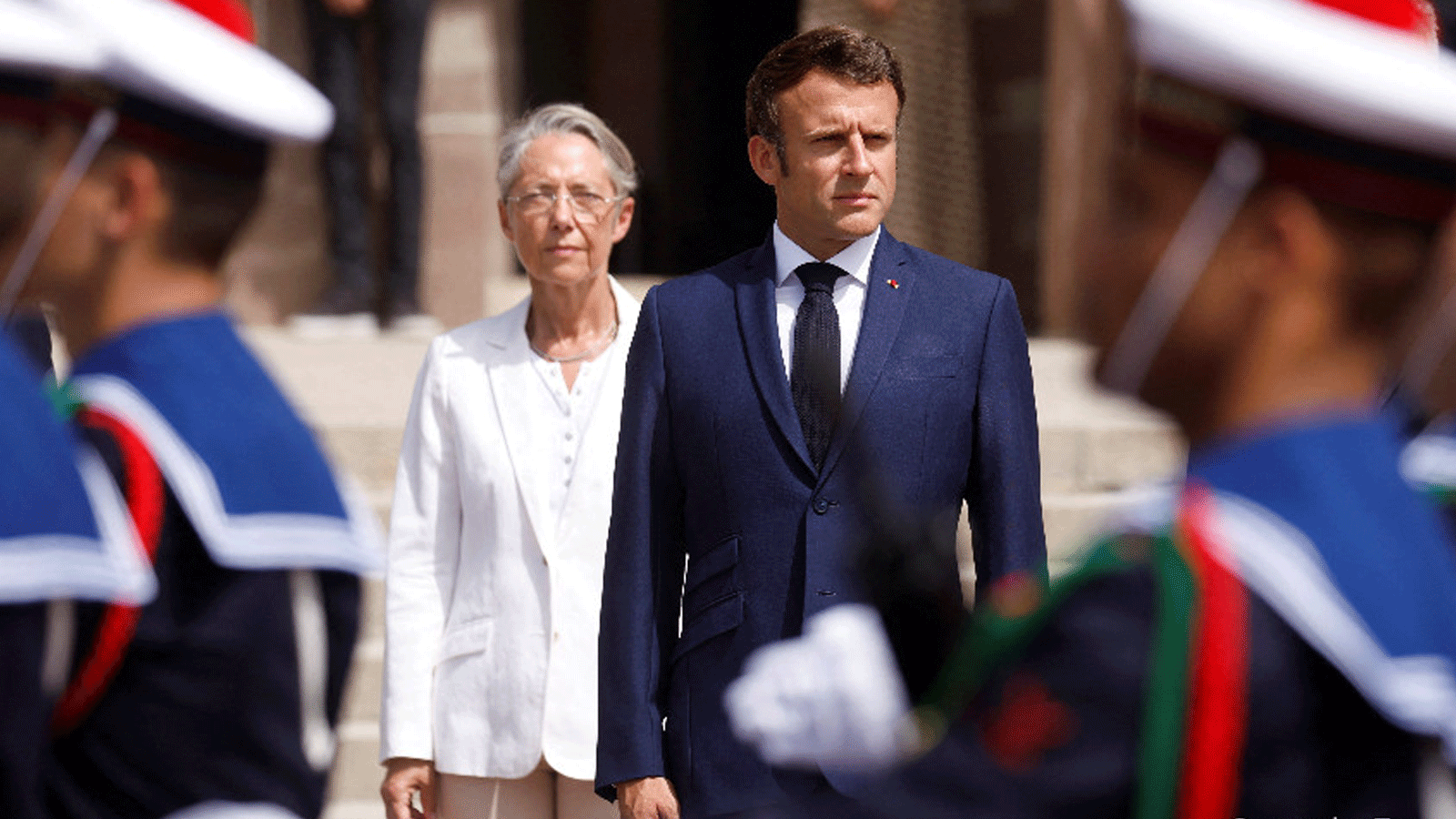 الرئيس الفرنسي إيمانويل ماكرون وخلفه رئيسة الوزراء الفرنسية إليزابيث بورن