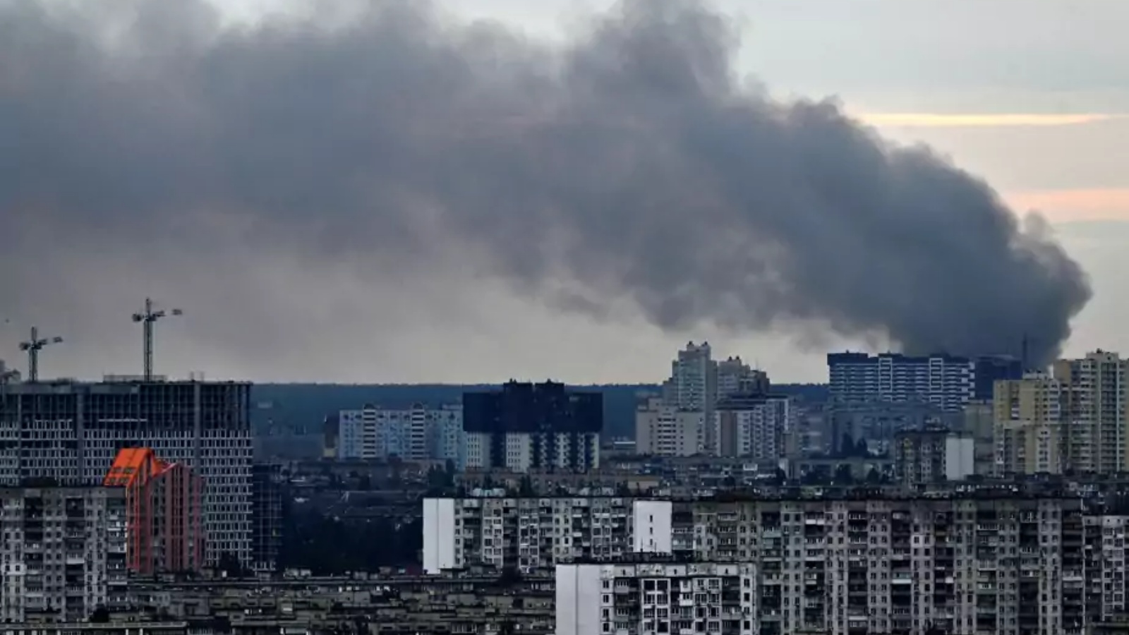 دخان كثيف يتصاعد بعد إصابة مجمع سكني بالقرب من وسط مدينة كييف