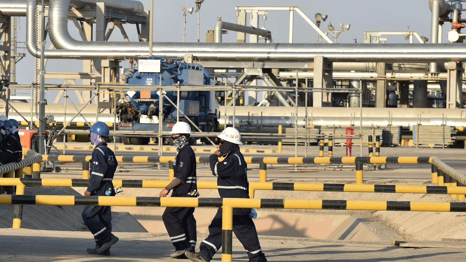 موظفو شركة أرامكو للنفط يعملون في معمل بقيق لمعالجة النفط في المملكة العربية السعودية