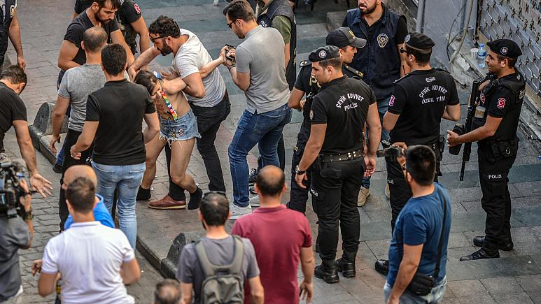 صورة من الأرشيف للشرطة التركية وهي تعتقل متظاهرين مثليين