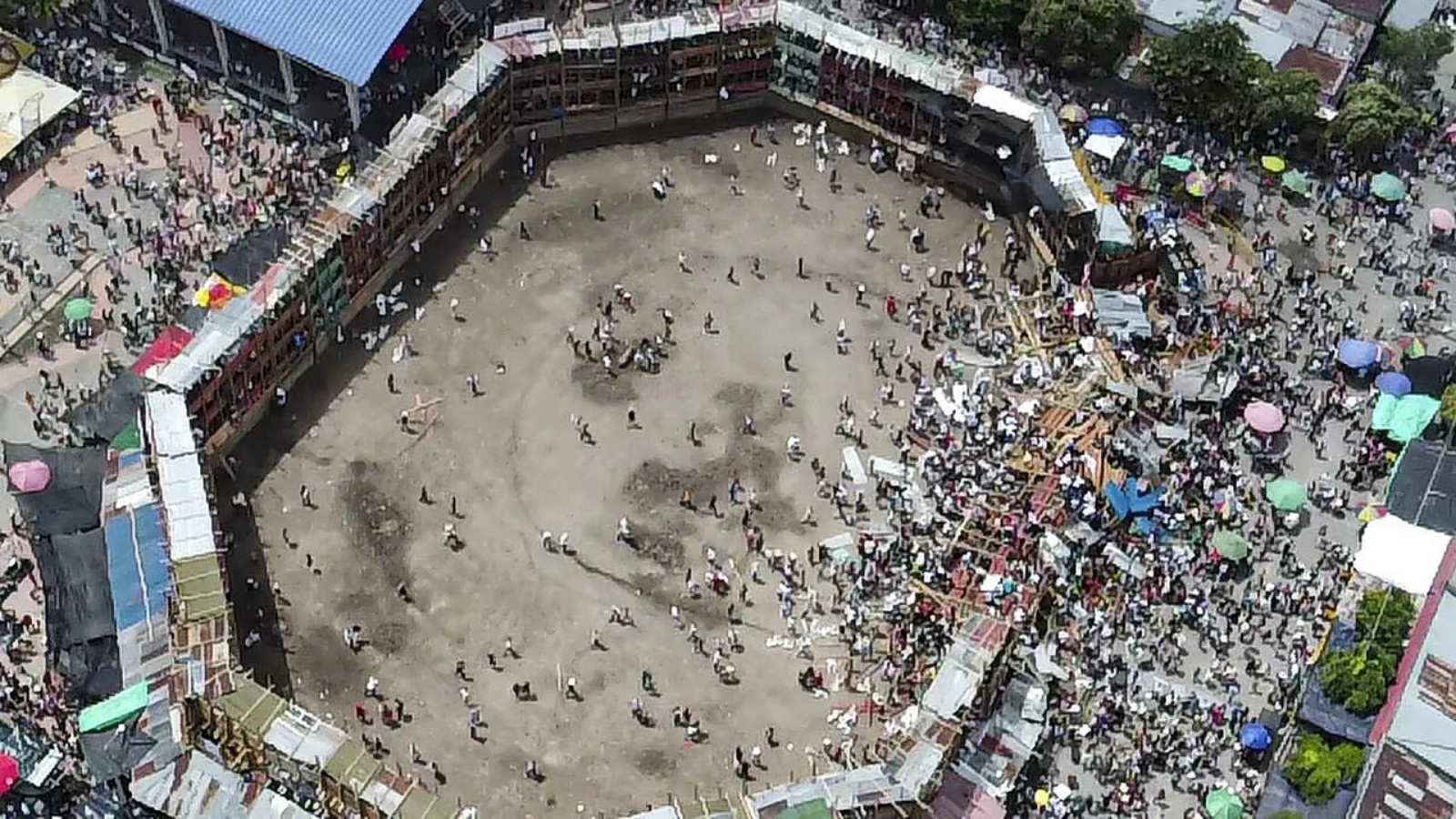 المدرجات المنهارة جزئياً في حلبة مصارعة الثيران في إل إسبينال جنوب غرب بوغوتا في كولومبيا في 26 يونيو 2022 
