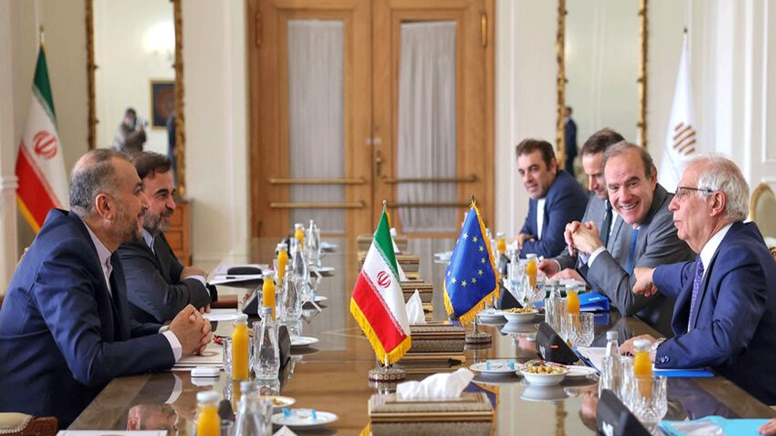  وزير الخارجية الإيراني حسين أمير عبد اللهيان (إلى اليسار) يلتقي جوزيب بوريل، الممثل الأعلى للاتحاد الأوروبي للشؤون الخارجية والسياسة الأمنية (يمين)، ونائب الأمين العام لخدمة العمل الخارجي الأوروبي (EEAS) إنريكي مورا (ثانيًا- ص) في مقر وزارة الخارجية بالعاصمة الإيرانية طهران. 25 حزيران\يونيو 2022.