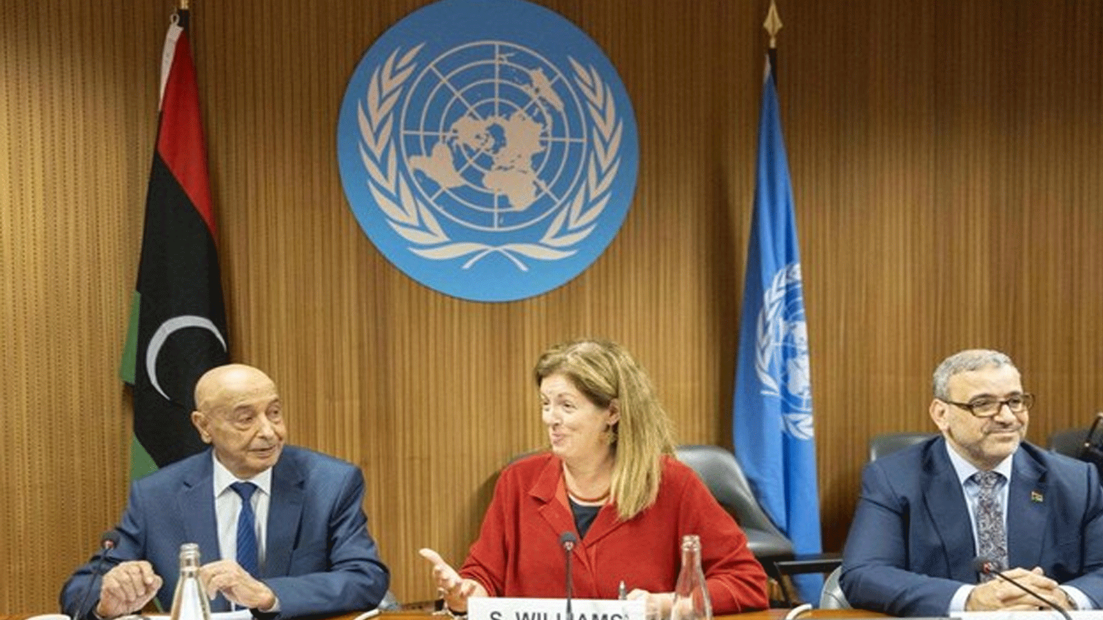 من اليسار: عقيلة صالح، رئيس برلمان شرق ليبيا، ستيفاني ويليامز، المستشارة الخاصة للأمم المتحدة بشأن ليبيا وخالد المشري، رئيس المجلس الأعلى للدولة ومقره الغرب، في مقر الأمم المتحدة بجنيف