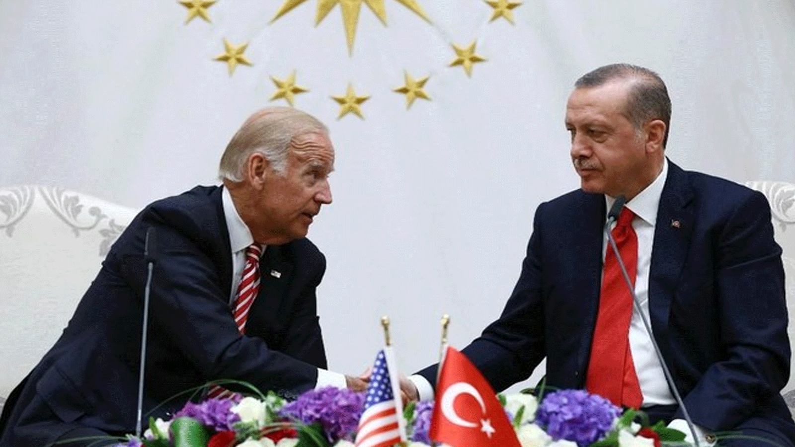 الرئيس الأمريكي جو بايدن مصافحاً الرئيس التركي رجب طيب أردوغان 