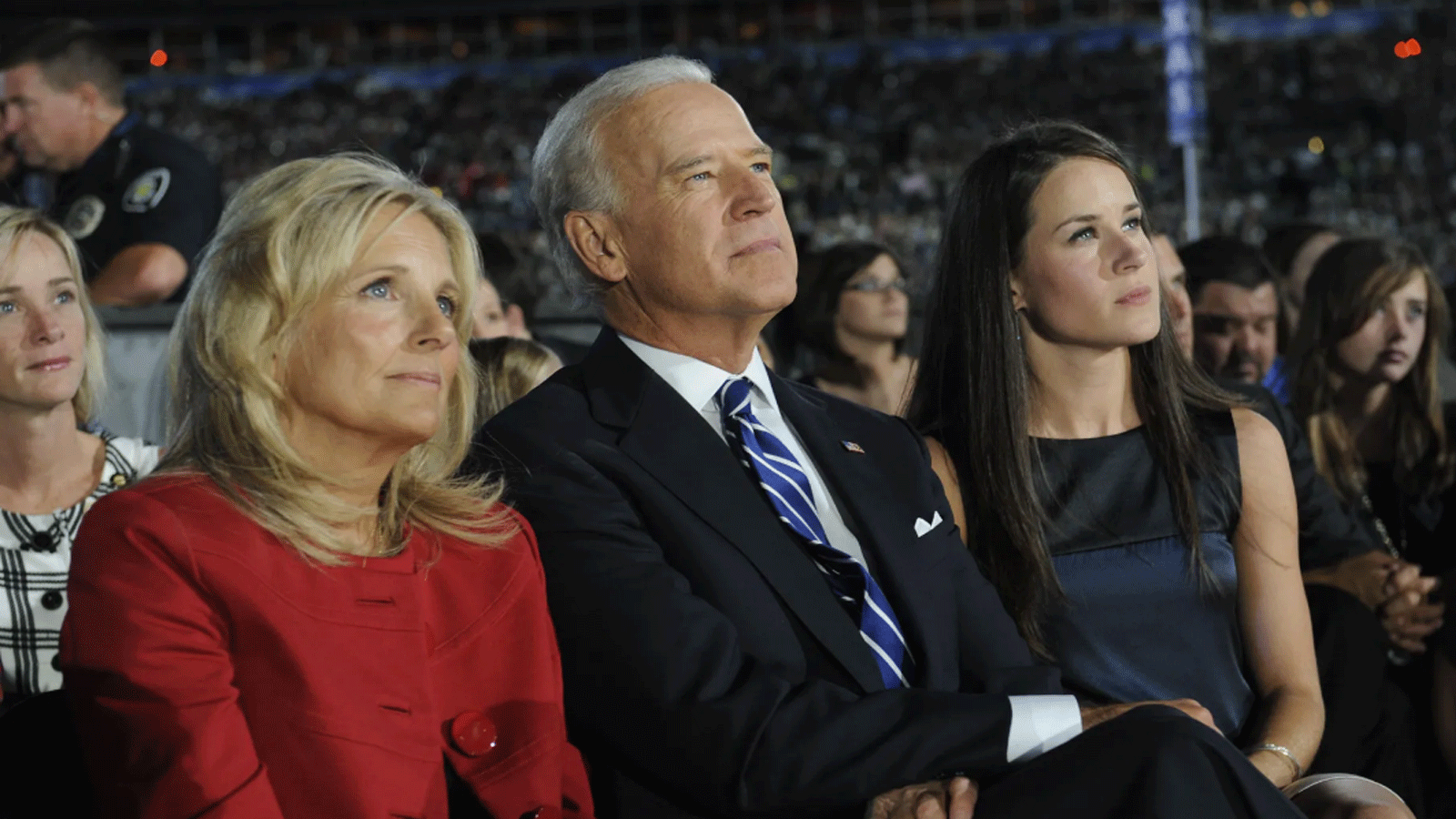 الرئيس الأميركي جو بايدن يتوسط ابنته آشلي وزوجته جيل