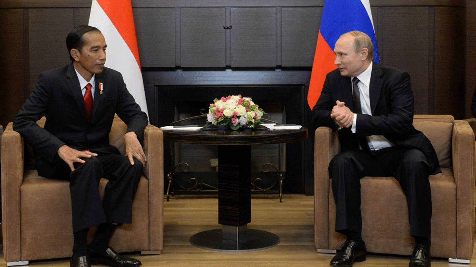 الرئيس الروسي فلاديمير بوتين خلال استقباله لنظيره الاندونيسي جوكو ويدودو 