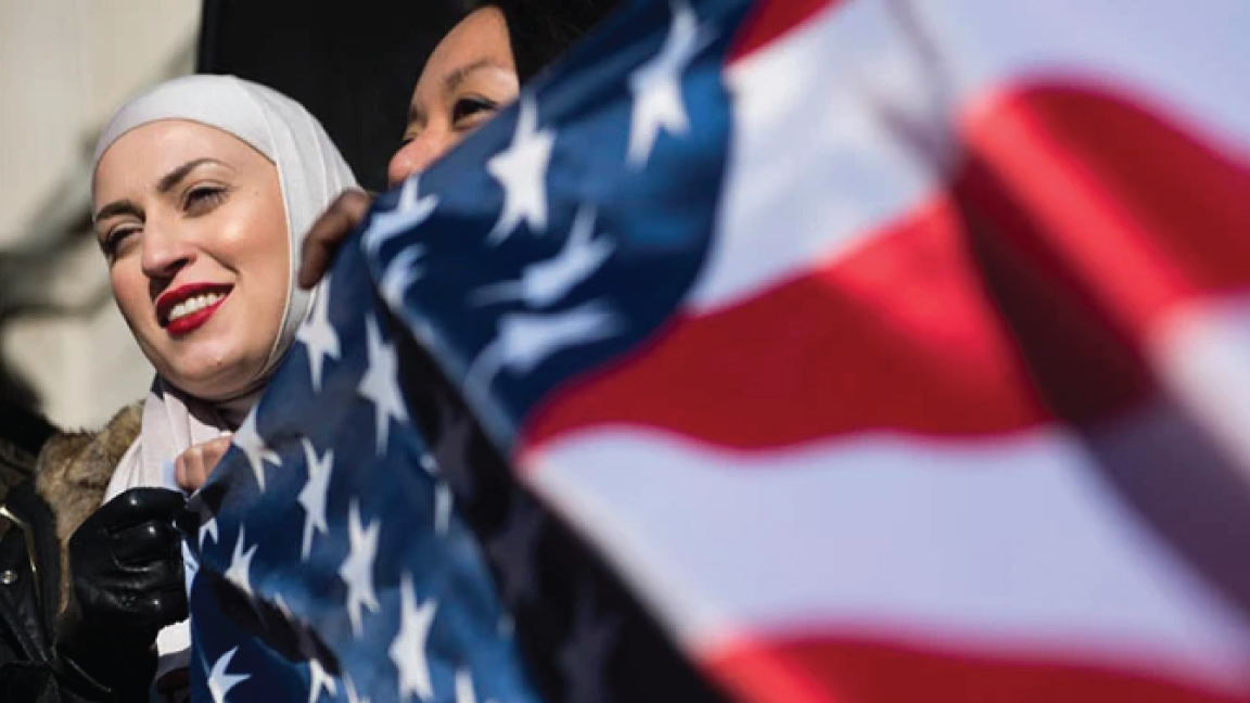 مسلمة أميركية تشارك في مسيرة احتجاجية خارج البيت الأبيض في 24 فبراير 2017، تنديداً بسياسات الرئيس السابق دونالد ترمب 