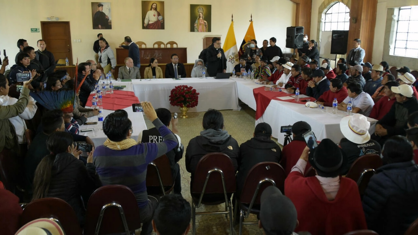 ممثلون عن حراك السكان الأصليين وأعضاء من الحكومة الإكوادورية أثناء جلسة حوار في العاصمة كيتو بتاريخ 27 يونيو 2022