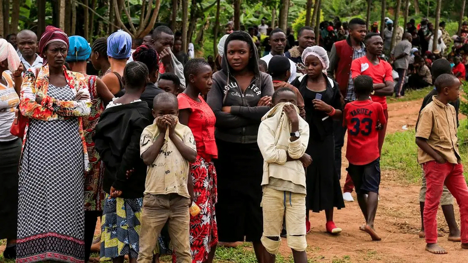 صورة أرشيفية لعائلات الضحايا في أوشا حيث اجتمعوا لدفن 27 من ضحايا مذبحة في شرق جمهورية الكونغو الديمقراطية المضطرب