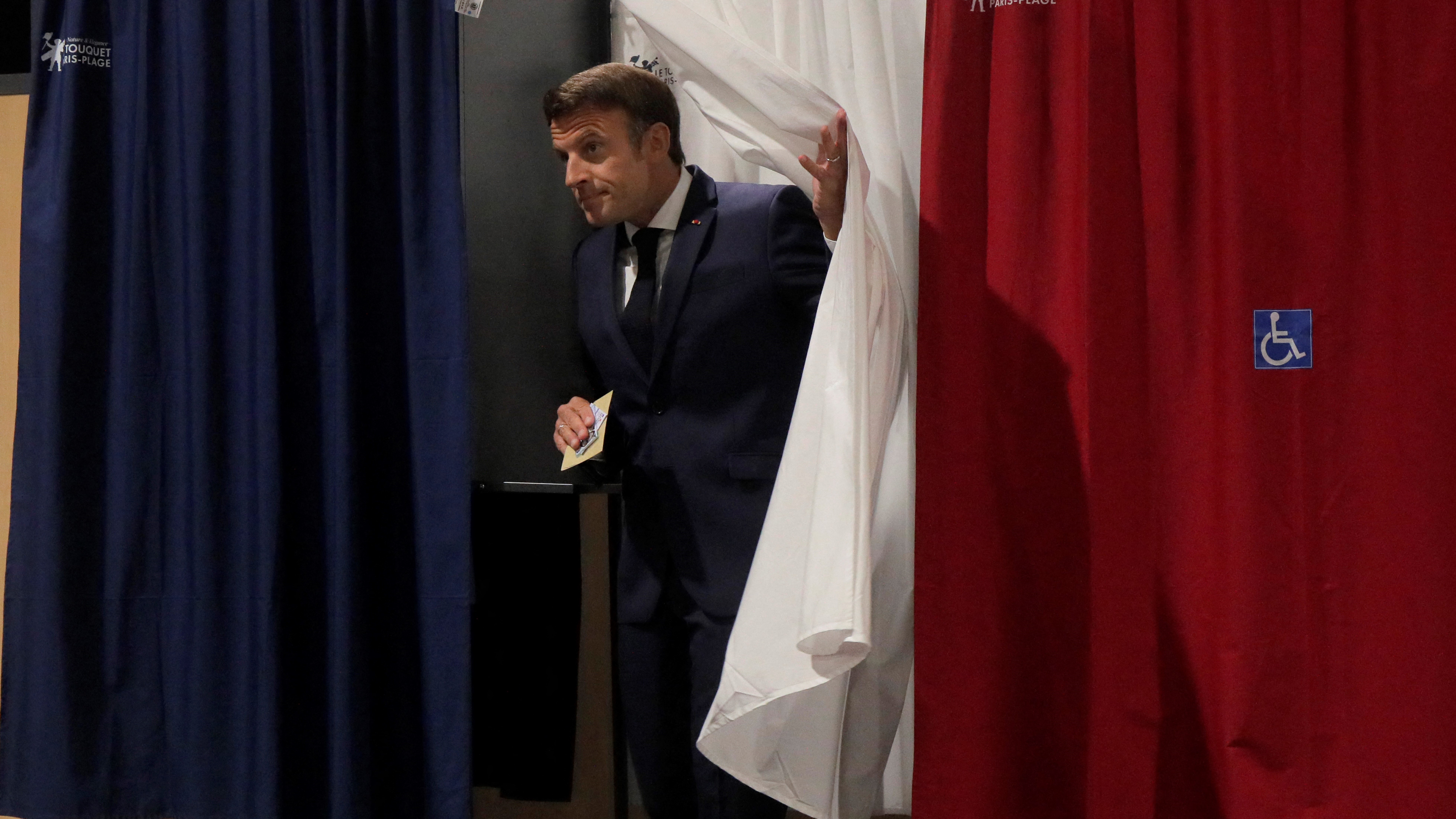 الرئيس الفرنسي إيمانويل ماكرون مقترعًا في الانتخابات التشريعية الأخيرة