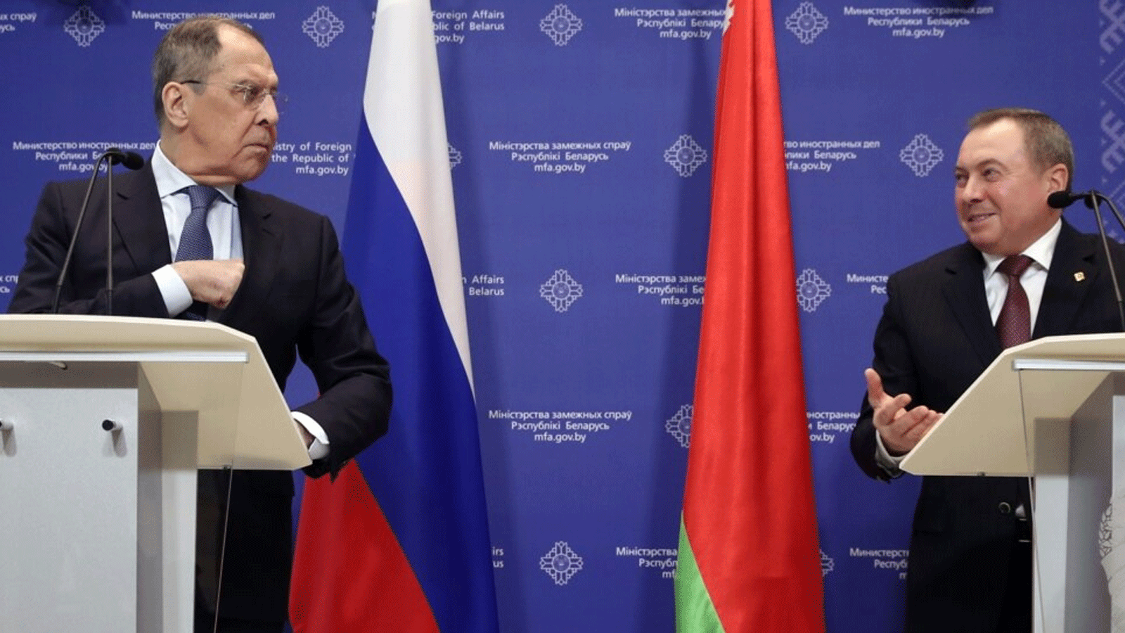 وزير الخارجية الروسي سيرغي لافروف (إلى اليسار) ونظيره البيلاروسي أولادزيمر ماكي يحضران مؤتمرا صحفيا عقب محادثاتهما في مينسك.