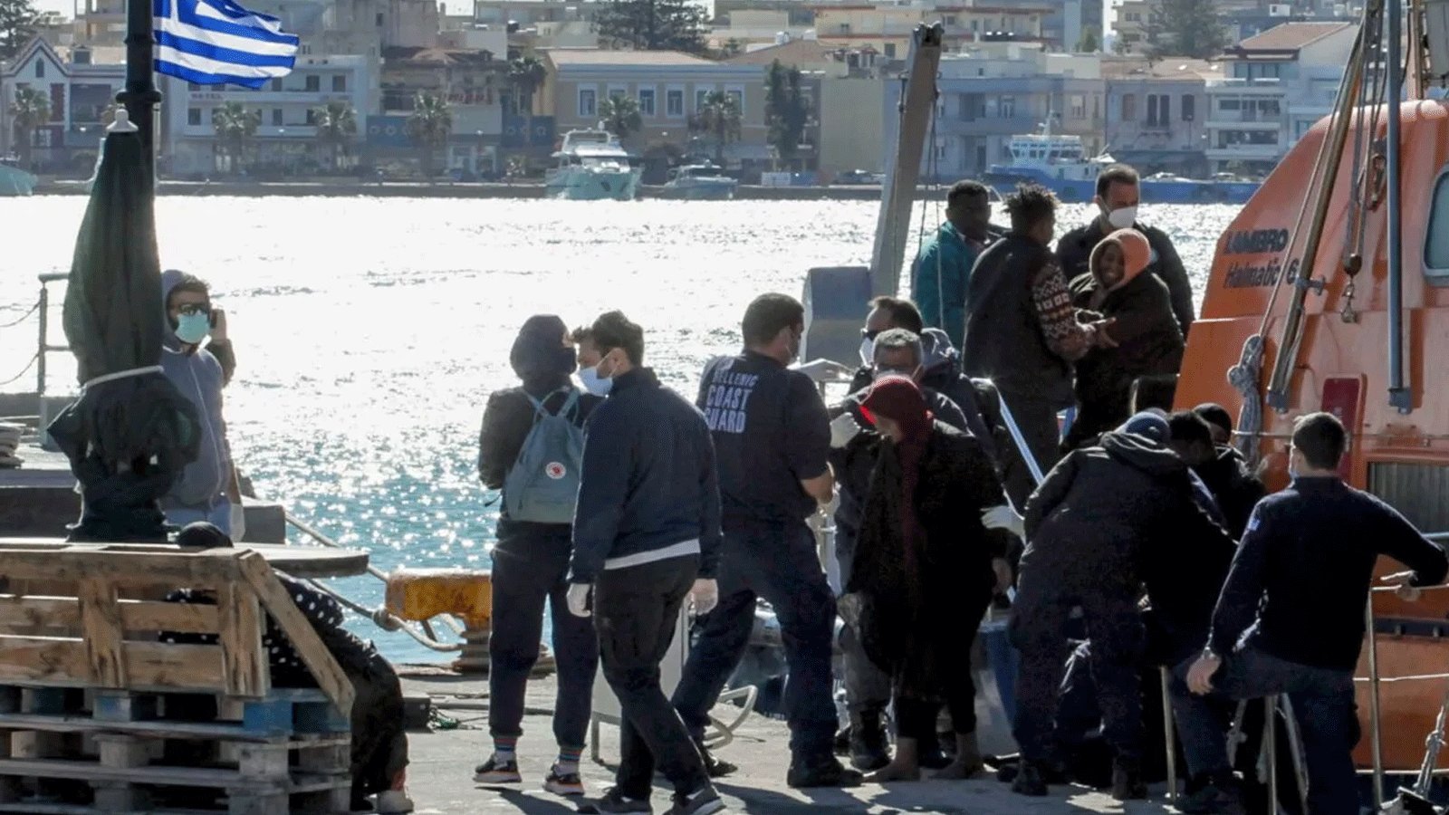 مهاجرون ينزلون من سفينة تابعة لخفر السواحل بعد عملية في جزيرة خيوس اليونانية في 26 تشرين الأول\ أكتوبر 2021