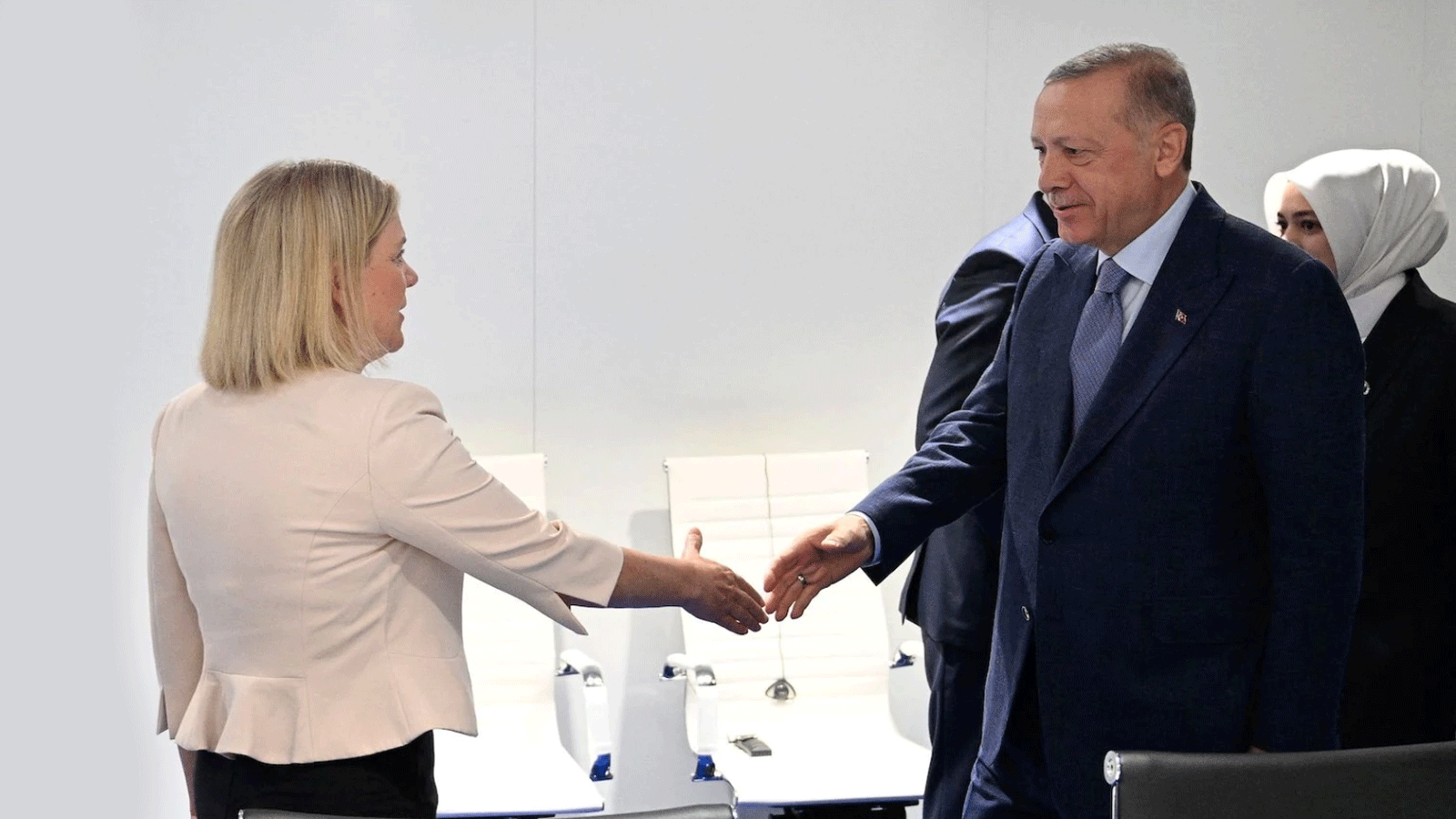 رئيسة الوزراء السويدية ماغدالينا أندرسون تصافح الرئيس التركي رجب طيب إردوغان خلال اجتماع على هامش قمة الناتو في مدريد في 28 حزيران\يونيو 2022