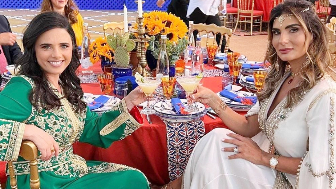 وزيرة الداخلية الإسرائيلية (يسار) تحضر حفل زفاف في الدار البيضاء، وعلى اليمين العروس