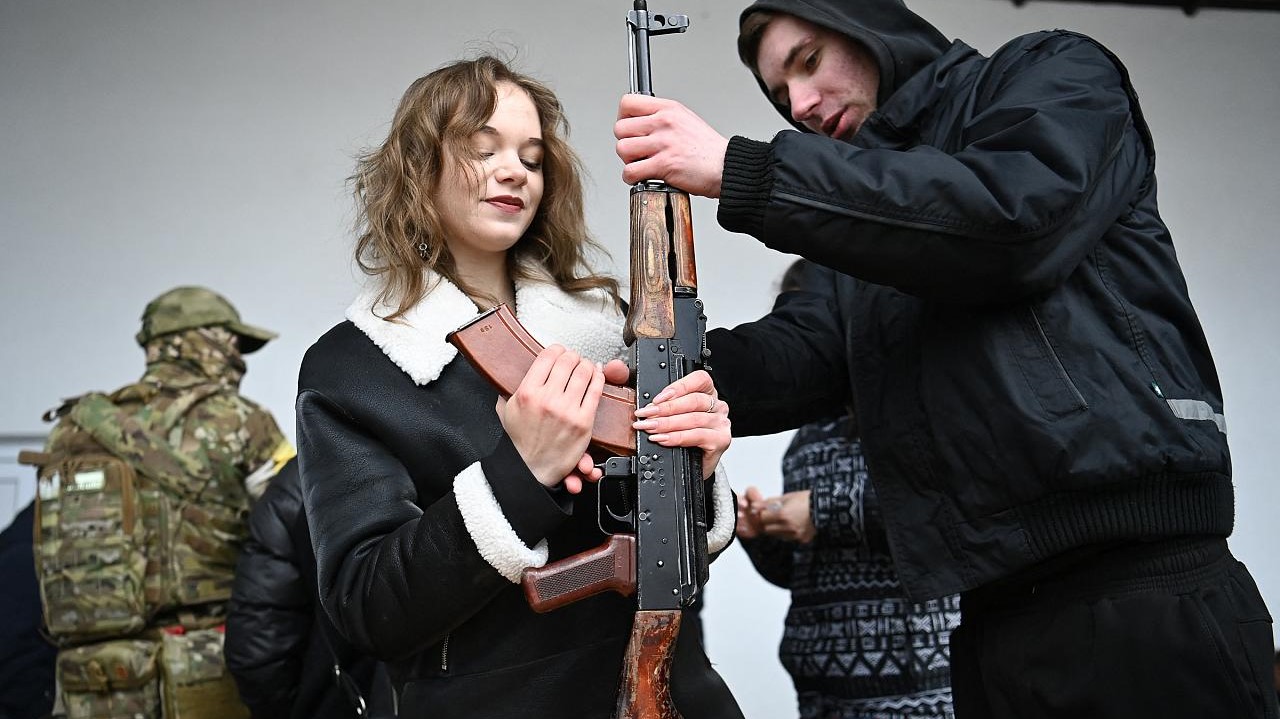 امرأة تتعلم كيفية استخدام بندقية هجومية روسية من طراز AK-47 خلال دورة مدنية للدفاع عن النفس في ضواحي لفيف، غرب أوكرانيا، في 4 مارس 2022