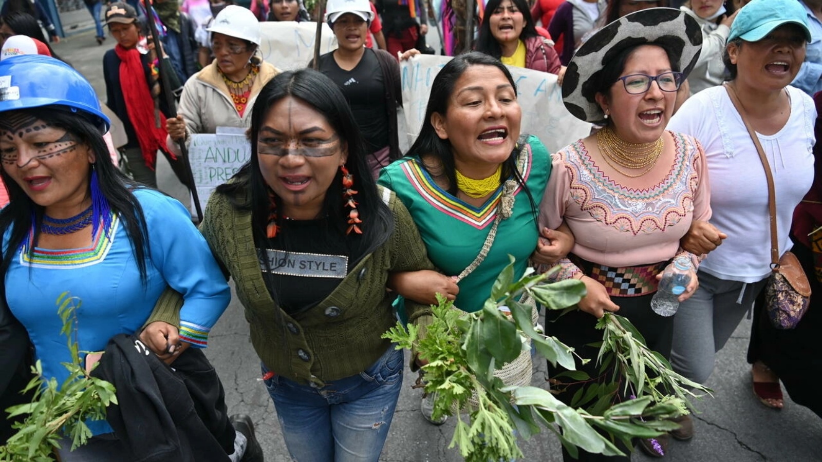 نساء يتظاهرن احتجاجا على قمع الشرطة على هامش تحركات للسكان الأصليين ضد السياسة الحكومية في الأكوادور في 25 يونيو 2022 في كيتو 