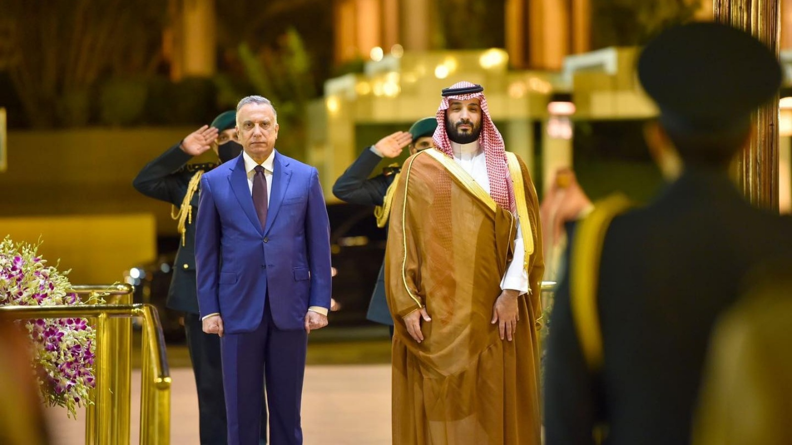 الأمير محمد بن سلمان ولي العهد السعودي لدى استقباله في جدة مساء السبت 25 يونيو 2022 رئيس الوزراء العراقي مصطفى الكاظمي (اعلام مكتب الكاظمي)