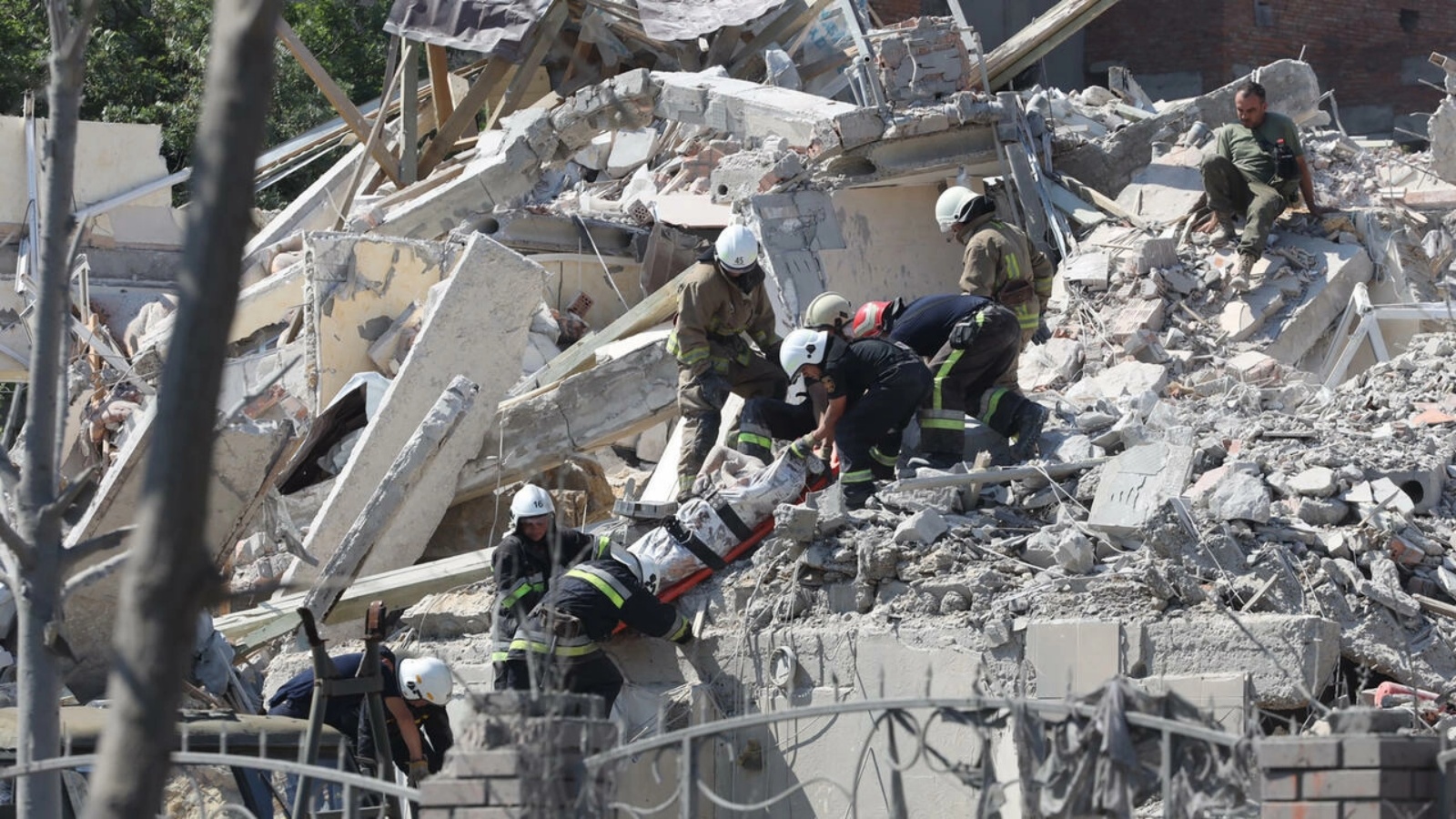 فرق الإنقاذ تنتشل جثة من مبنى قصف في سيرغييفكا بأوديسا في جنوب أوكرانيا في الأول من يوليو 2022