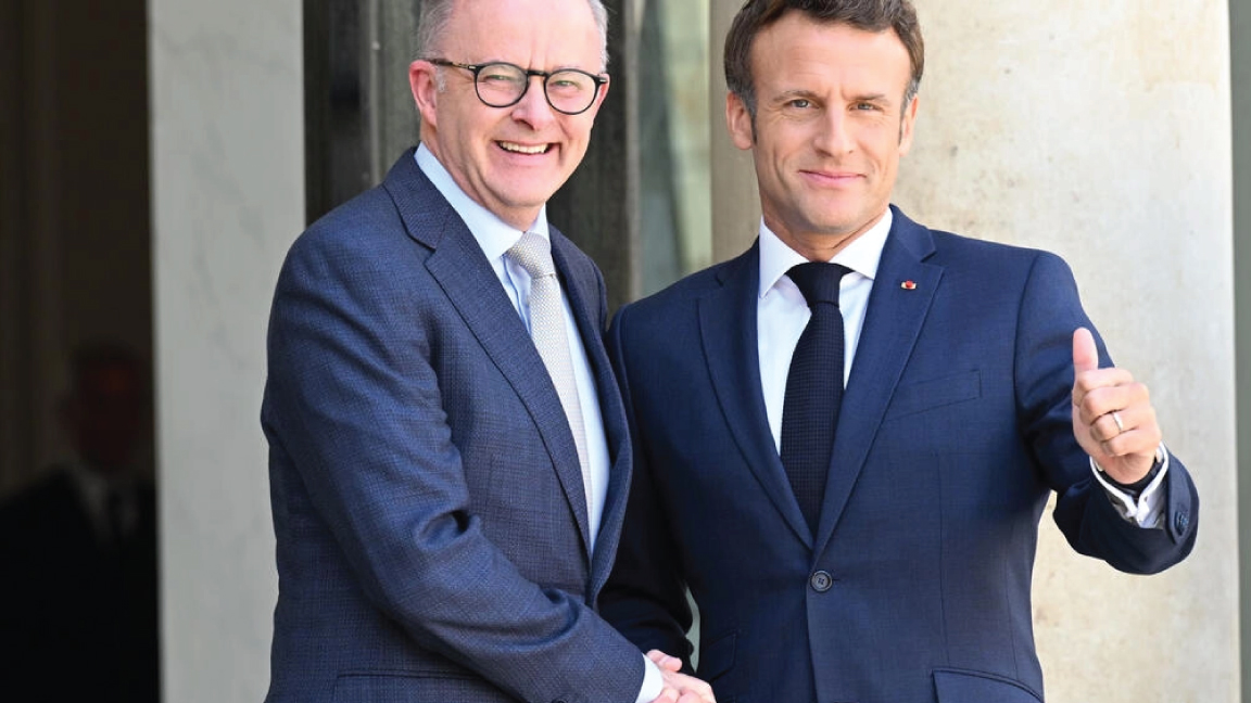 تحدث رئيس الوزراء الأسترالي أنتوني ألبانيزي (إلى اليسار) عن `` بداية جديدة '' في العلاقات مع فرنسا بعد أن استقبل الرئيس إيمانويل ماكرون.