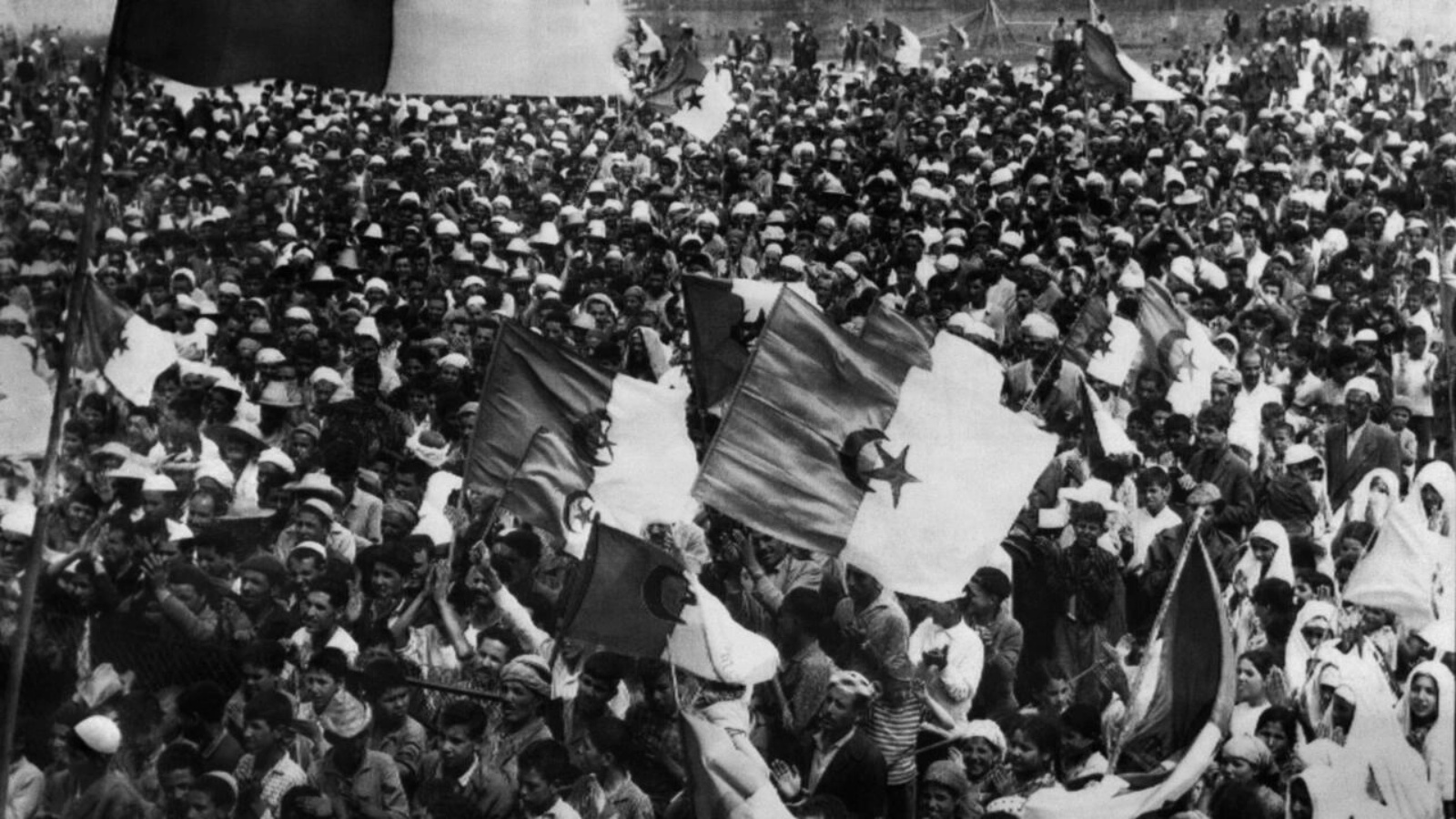 احتفالات في الجزائر العاصمة في 19 يونيو 1962 قبل استفتاء أقر خلاله الاستقلال