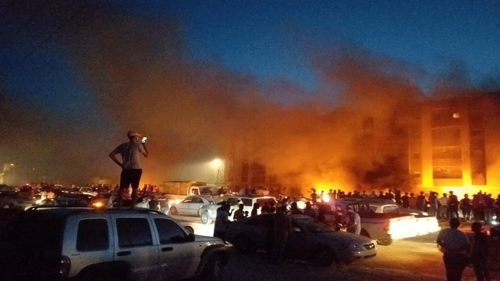 إحراق مقر مجلس النواب المنعدم بمدينة طبرق(تويتر)