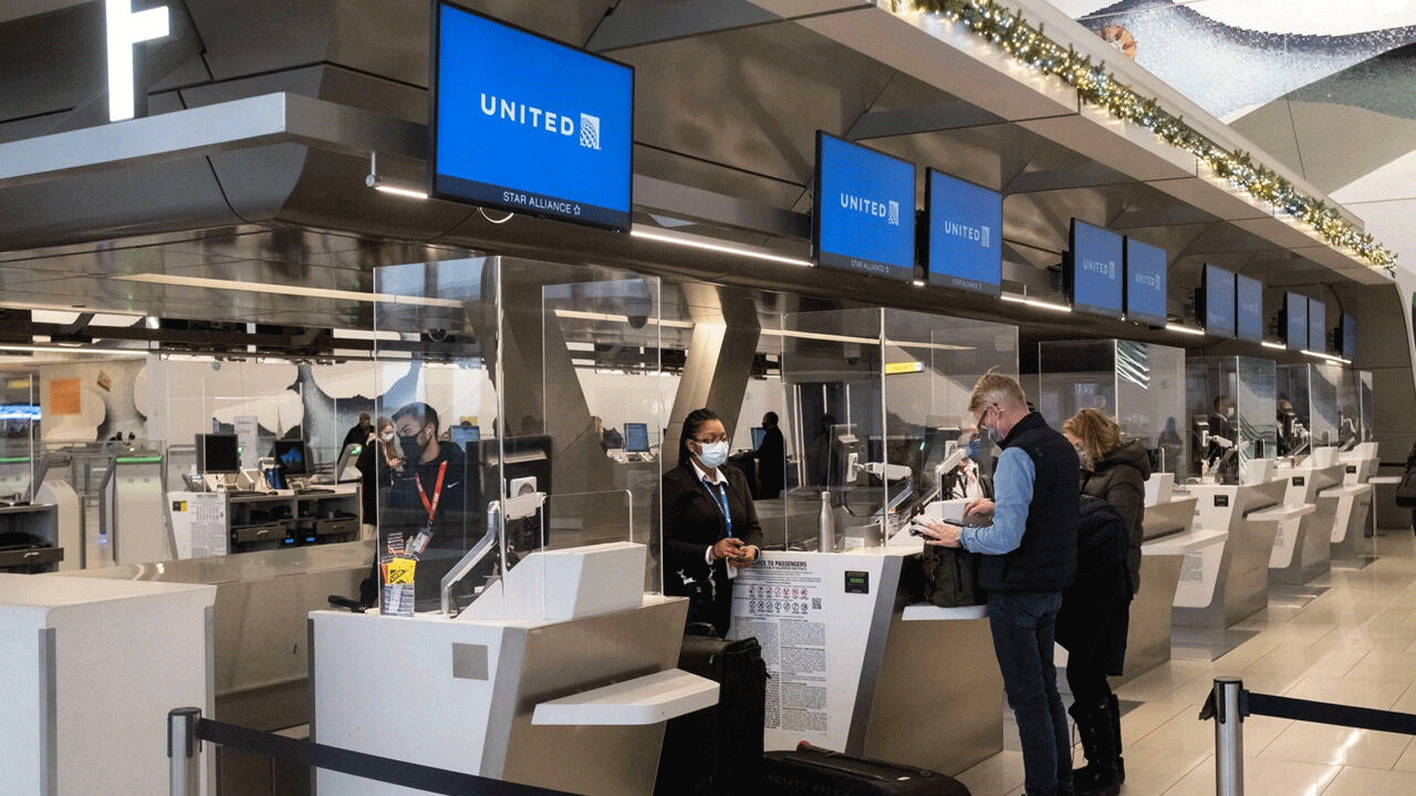 المسافرون يقومون بتسجيل الوصول في مطار LaGuardia في مدينة نيويورك في 24 كانون الأول\ديسمبر 2021.