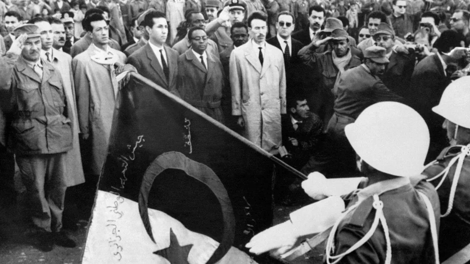  قادة جبهة التحرير الوطني شاركوا في عرض لوحدات جيش التحرير وتجمعوا أمام علم الولاية 23 مارس 1962