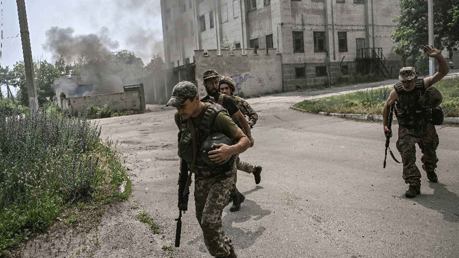 مشهد لجنود من القوات الأوكرانية خلال المعارك في مدينة ليسيتشانسك، منطقة دونباس شرق أوكرانيا