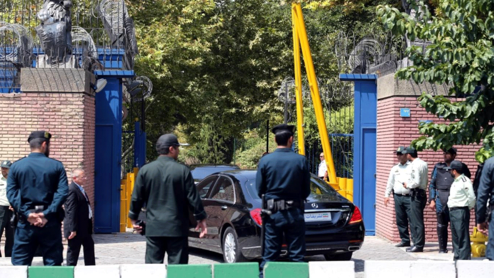 قوات الأمن الإيرانية تقف في حراسة أمام السفارة البريطانية في العاصمة طهران 