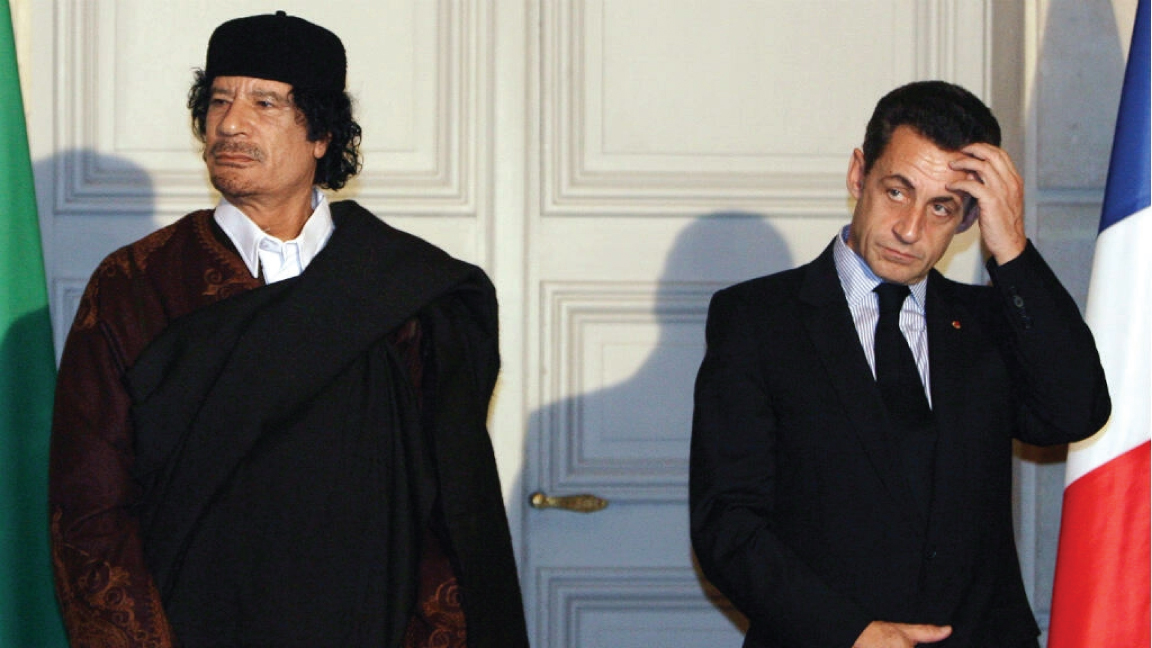 صورة من الأرشيف للعقيد الليبي الراحل معمر القذافي والرئيس الفرنسي الأسبق نيكولا ساركوزي
