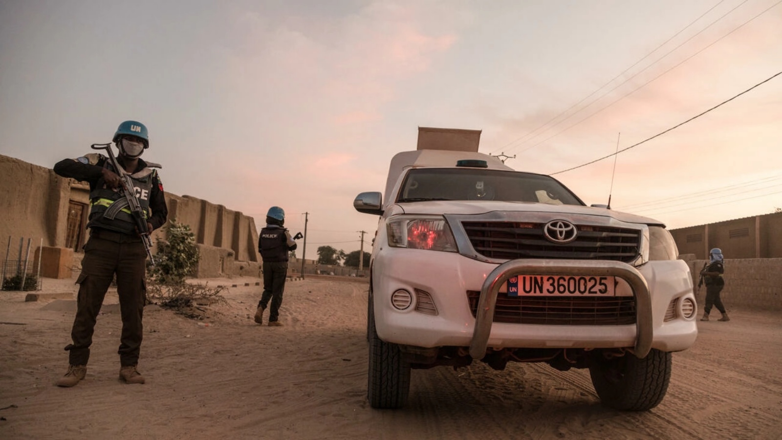 شرطي تابع للأمم المتحدة يرافق سيارة مصفحة تابعة لبعثة مينوسما في مالي خلال دورية في تمبكتو، في 8 ديسمبر 2021