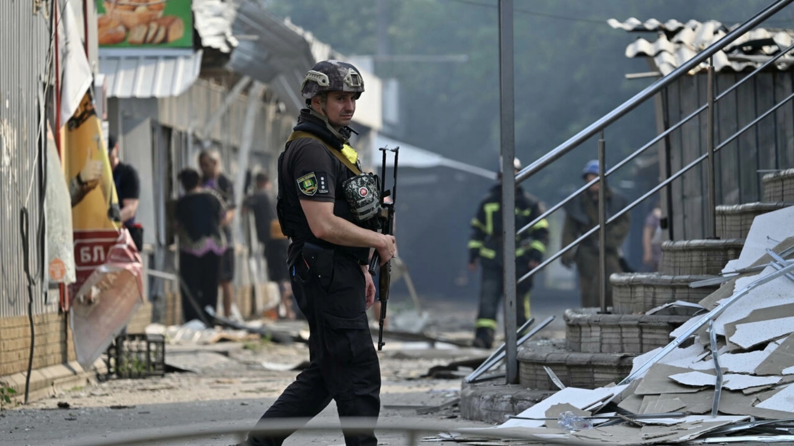 شرطي أوكراني يقوم بدورية راجلة في شوارع سلوفيانسك التي تعرضت لضربات صاروخية في الثالث من يوليو 2022