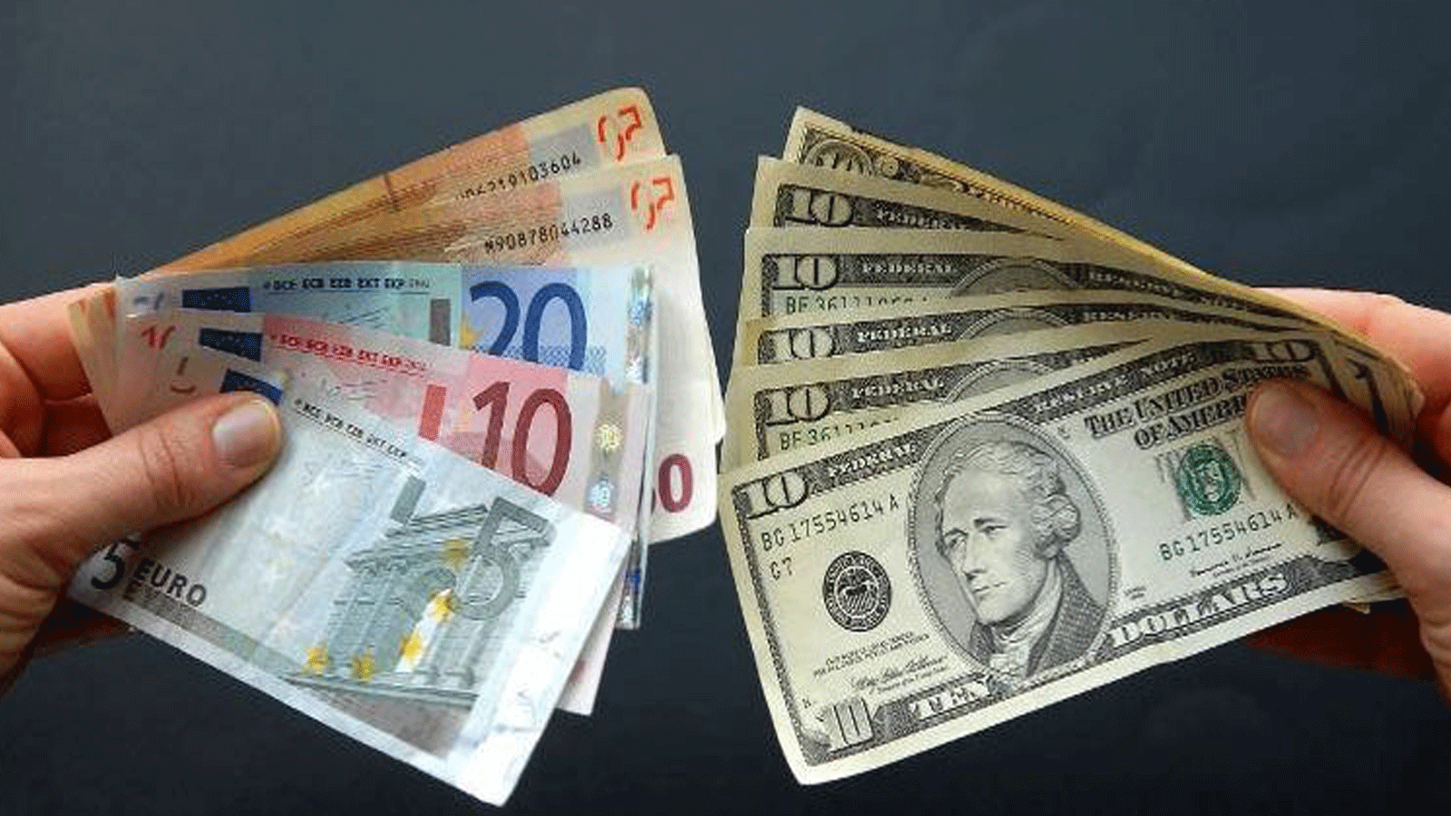 اليورو يسجّل أدنى مستوى مقابل الدولار منذ 2002