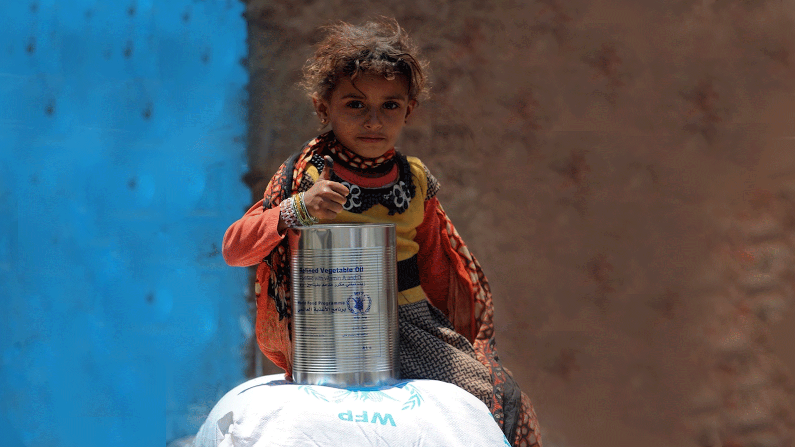 طفل يمني يتلقى مساعدات إنسانية من برنامج الغذاء العالمي في مدينة تعز، ثالث مدن البلاد.