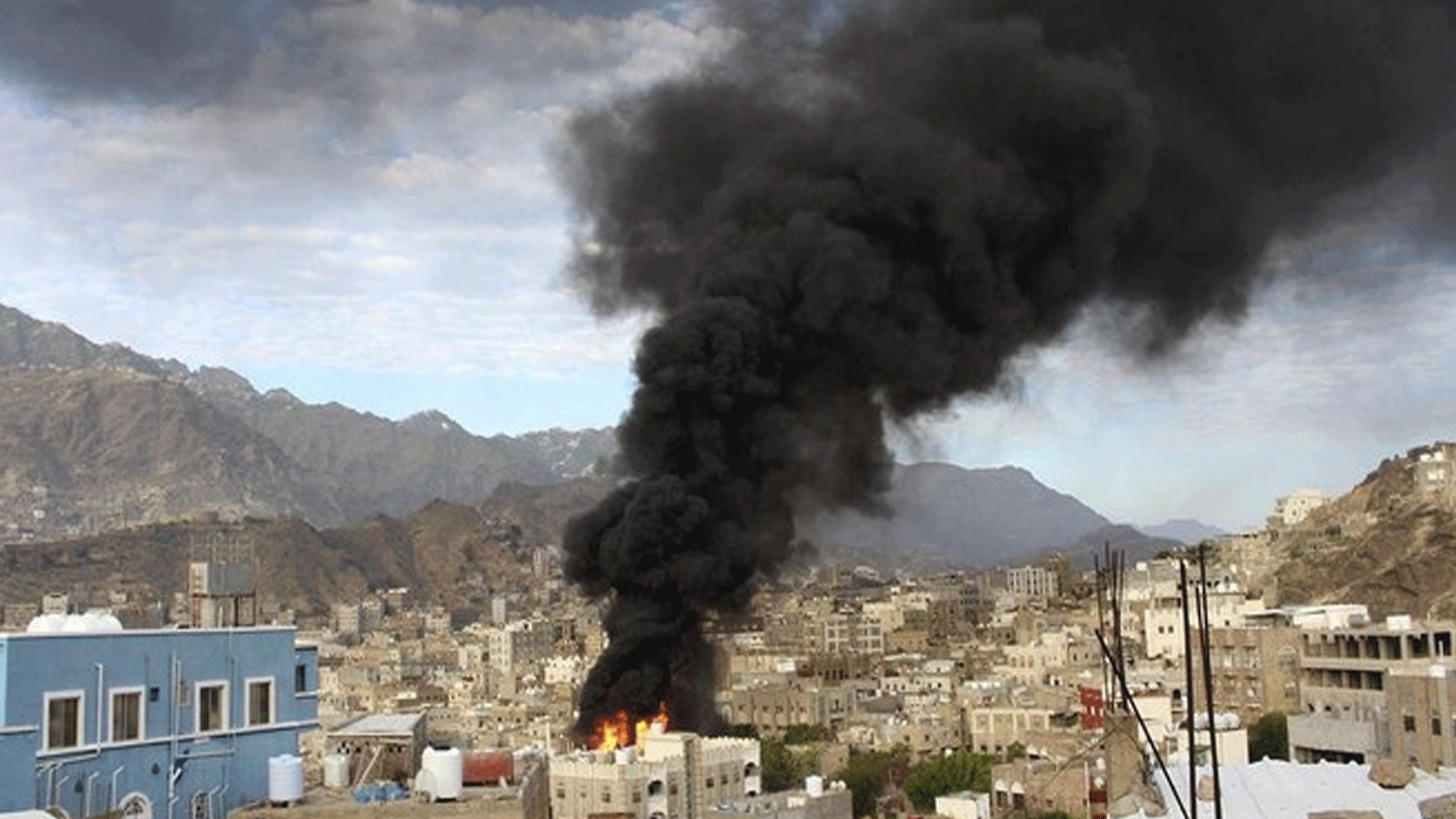 مقاتلو مليشيا الحوثي يعرّضون حياة المدنيين للخطر من خلال تخزين أسلحة وذخائر في مبان سكنية.