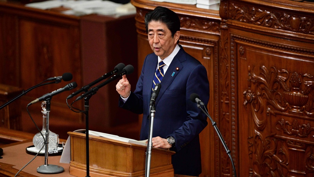رئيس الوزراء شينزو آبي يلقي خطابه السنوي حول السياسة في جلسة في طوكيو