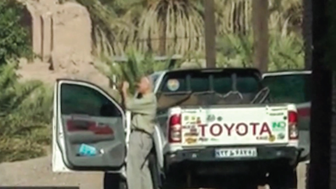 تُظهر صورة من مقطع فيديو نشره التلفزيون الحكومي الإيراني رجلاً يُزعم أنه جيلز ويتاكر ، نائب رئيس البعثة في السفارة البريطانية في طهران