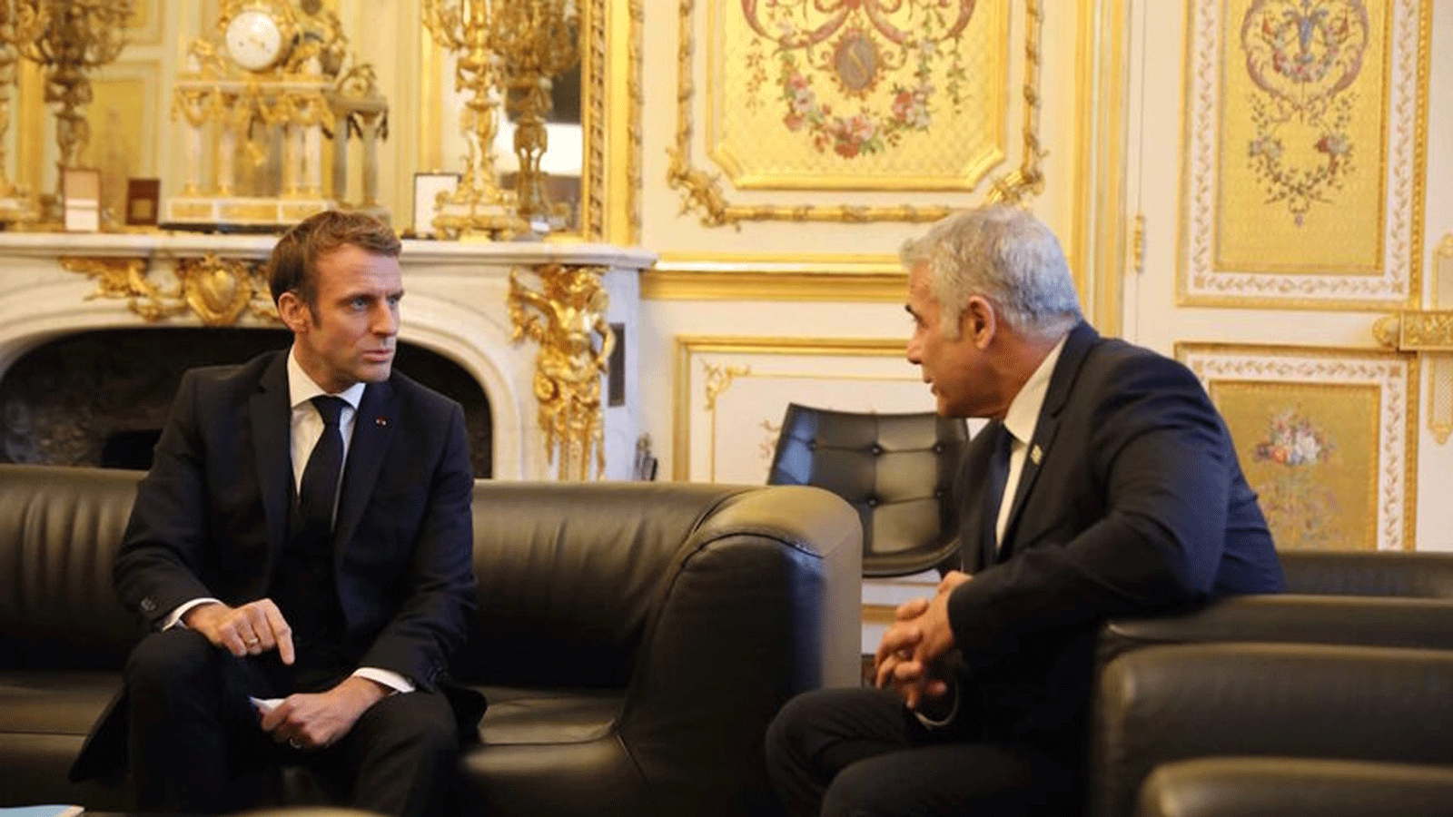 رئيس الوزراء الإسرائيلي يائير لبيد والرئيس الفرنسي إيمانويل ماكرون(أرشيفية)