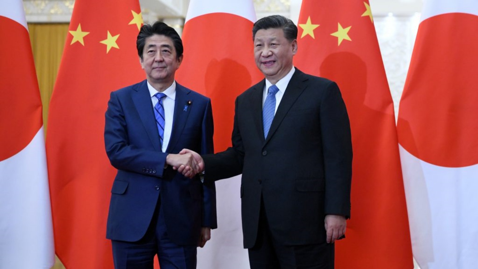 صورة أرشيفية تجمع الرئيس الصيني شي جينبينغ ورئيس الوزراء الياباني السابق شينزو آبي