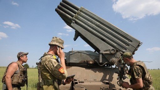 يستعد رجال المدفعية الأوكرانيون لإطلاق قاذفة صواريخ متعددة من طراز BM-21 Grad بالقرب من إيزيوم ، جنوب خاركيف ، في 11 يونيو 2022 وسط الغزو الروسي لأوكرانيا