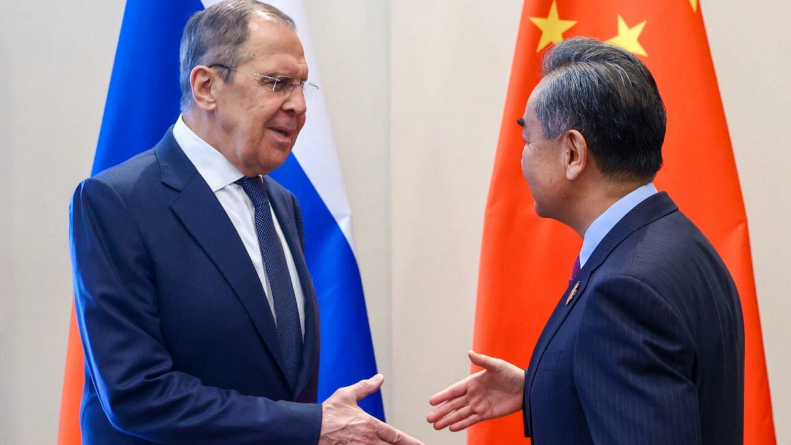 وزير الخارجية الصيني وانغ يي مع نظيره الروسي سيرغي لافروف في بالي الخميس لإجراء محادثات