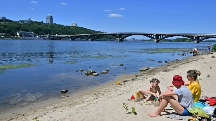 تفتخر العاصمة الأوكرانية بالعديد من الشواطئ الرملية ، وعادة ما تكون مزدحمة خلال أشهر الصيف الحارة