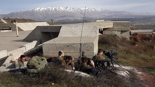 صورة من الأرشيف لجنود إسرائيليين في موقع بهضبة الجولان مقابل للأراضي السورية