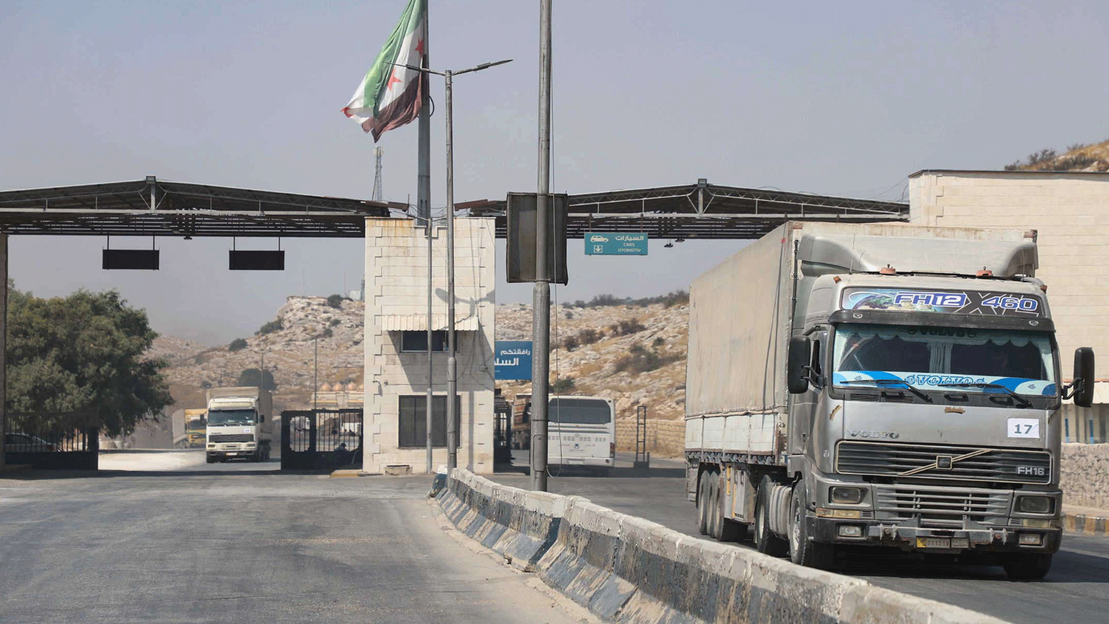شاحنة مساعدات إنسانية تابعة للأمم المتحدة تدخل شمال غرب سوريا عبر معبر باب الهوى على الحدود مع تركيا