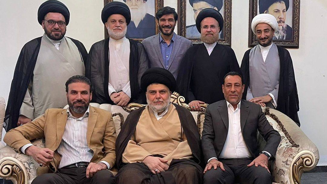 الصدر مجتمعا الاثنين 4 تموز يوليو 2022 في الجف مع قادة من تياره كلفهم بتنظيم صلاة شيعية سنية موحدة (مكتبه)