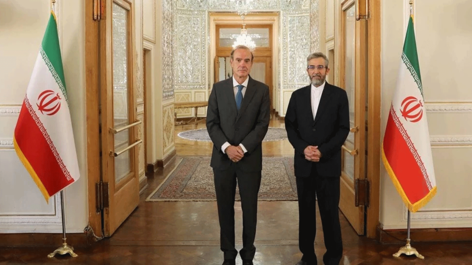 كبير مفاوضي الاتحاد الأوروبي بشأن الاتفاق النووي الإيراني، إنريكي مورا (إلى اليسار)، يقف مع علي باقري، كبير المفاوضين الإيرانيين.(إرنا)